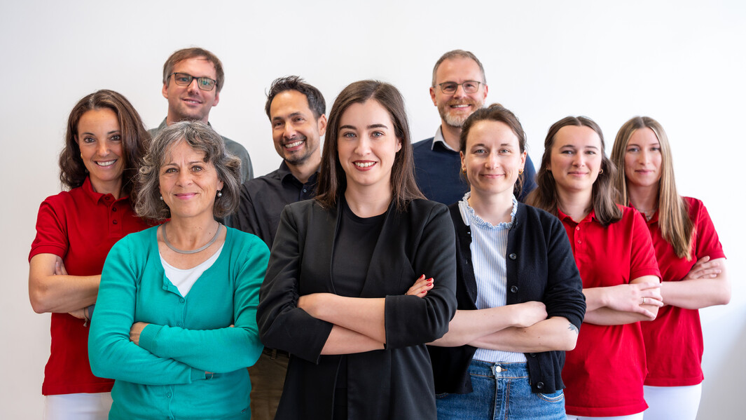Gruppenfoto des Fachärzteteams, mehrere Mitarbeitende stehen zusammen und lächeln.